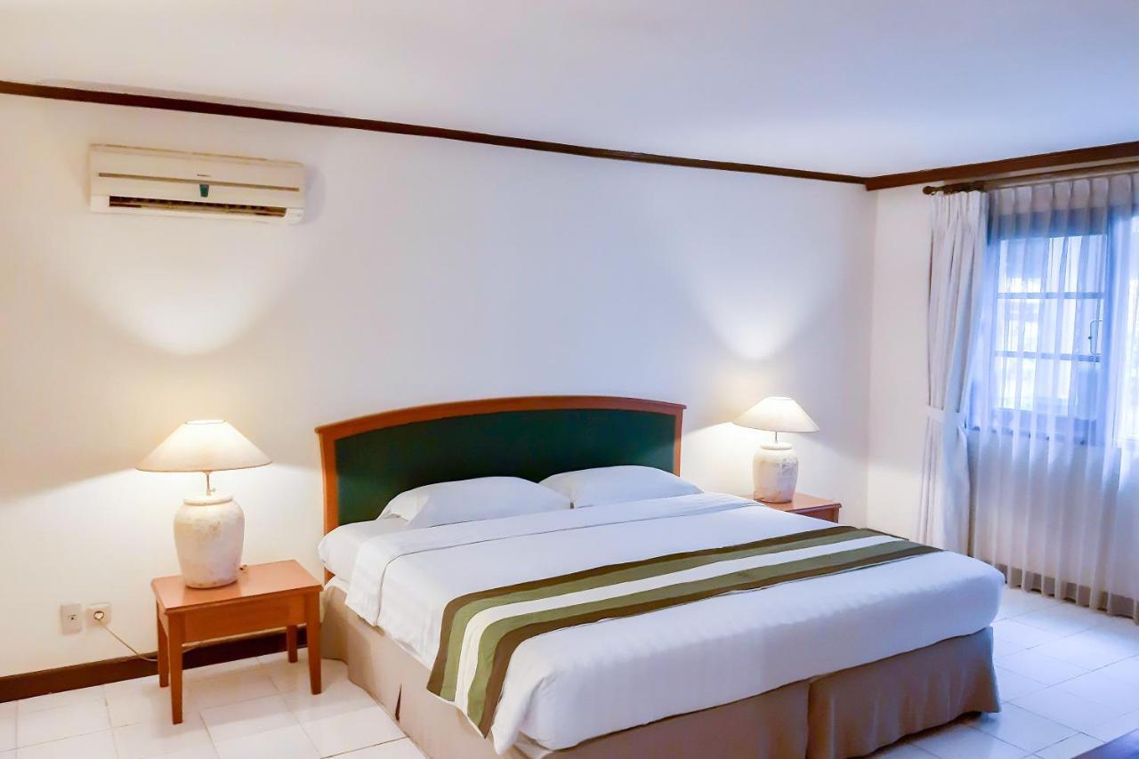 Whiz Prime Hotel Darmo Harapan Surabaya Habitación foto